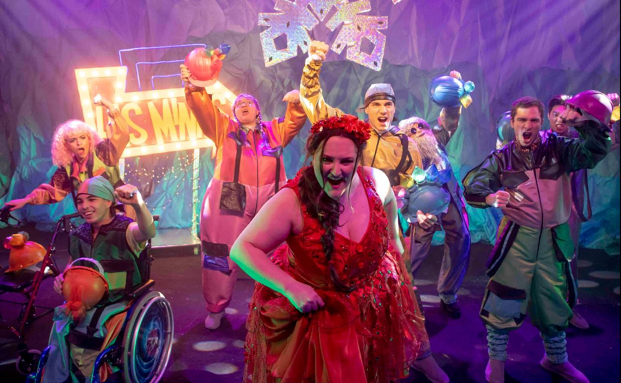 Blancanieves, vestida de rojo, canta y baila con los nuevos 'enanitos' en la versión musical del cuento.